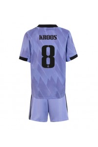 Real Madrid Toni Kroos #8 Babyklær Borte Fotballdrakt til barn 2022-23 Korte ermer (+ Korte bukser)